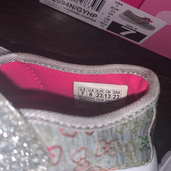 Toddler Skechers shoes! In good used condition. Size 7 - Picture 9 of 9